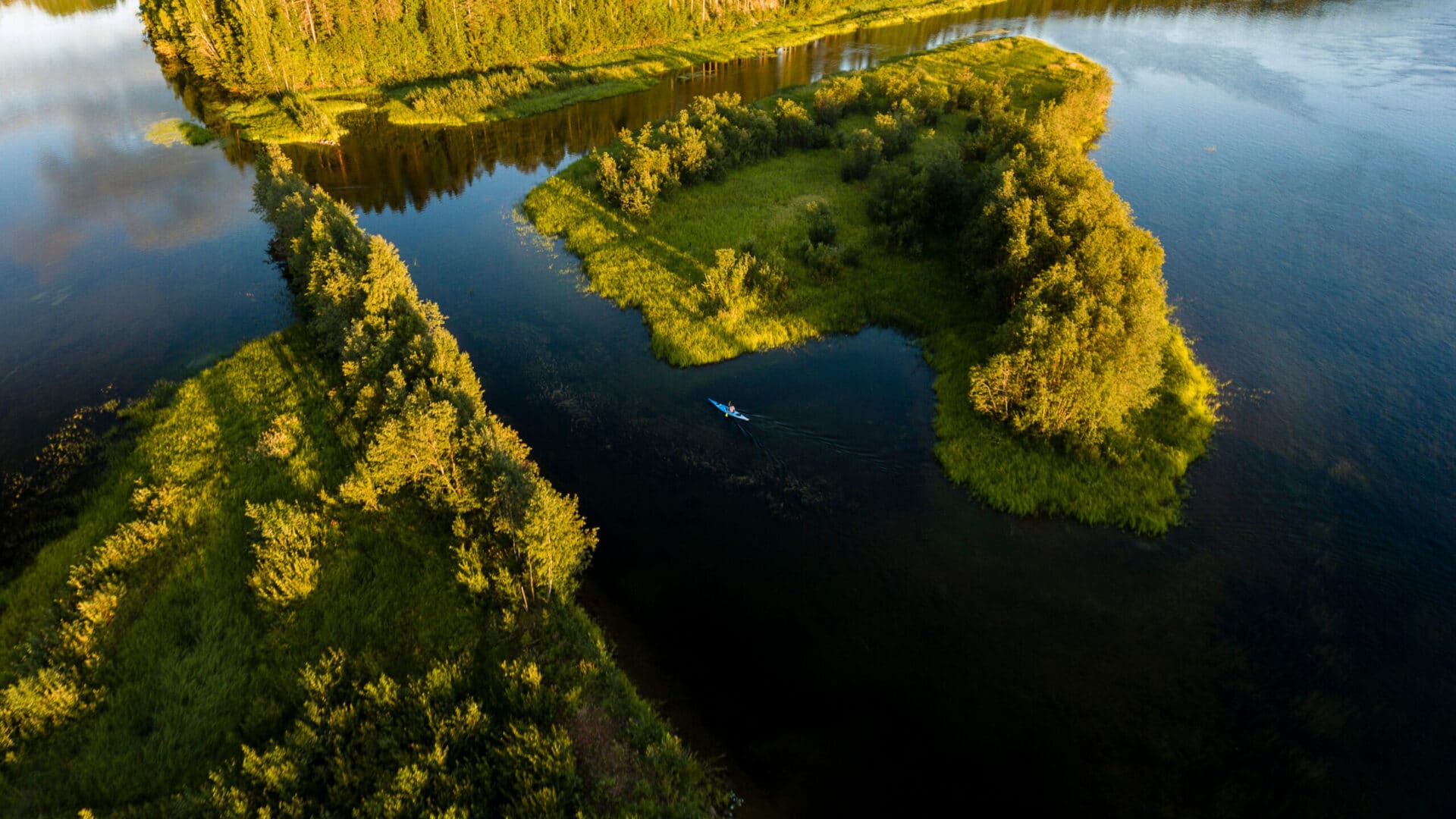 En flygfoto över en sjö med en båt i.