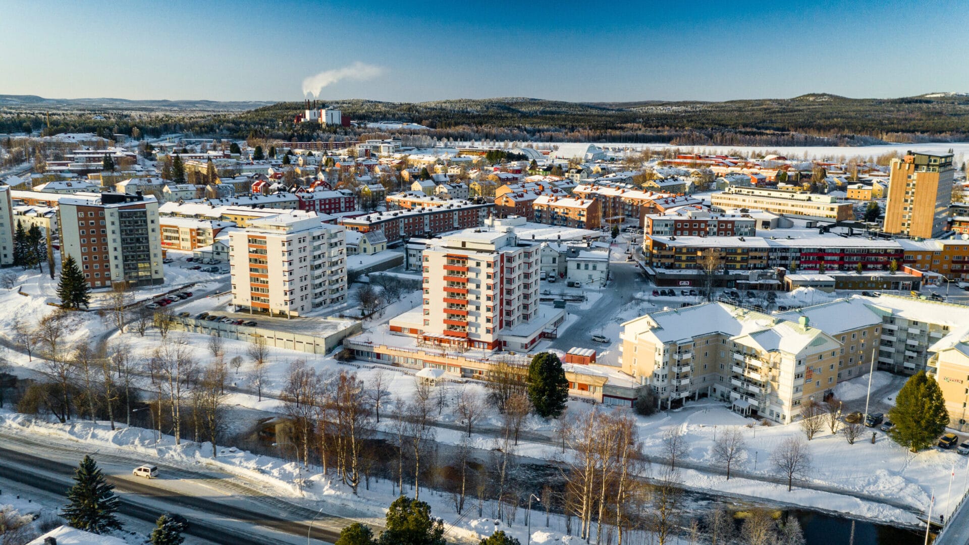 Drönar vy över Boden centrum en vinterdag med Å-center i fokus.