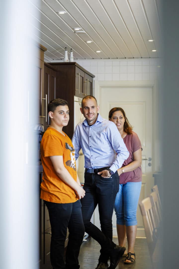 Juan och familjen i köket.