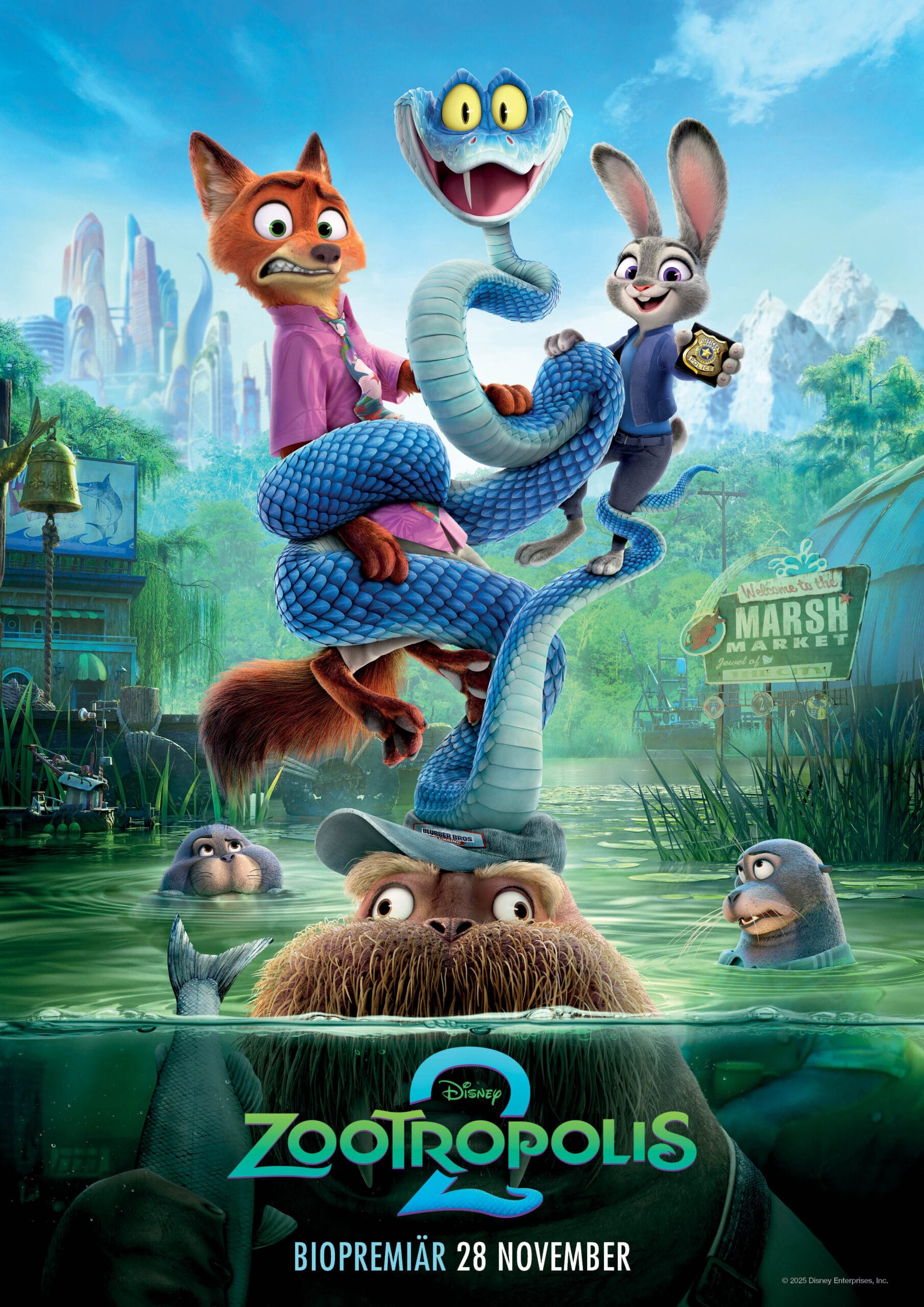 Filmaffisch för Zootropolis 2 med animerad räv i rosa skjorta, kanin i blå väst och en stor blå orm uppslingrad mellan dem, mot en grön djungelstad med uttrar i vattnet och texten Biopremiär 28 november.