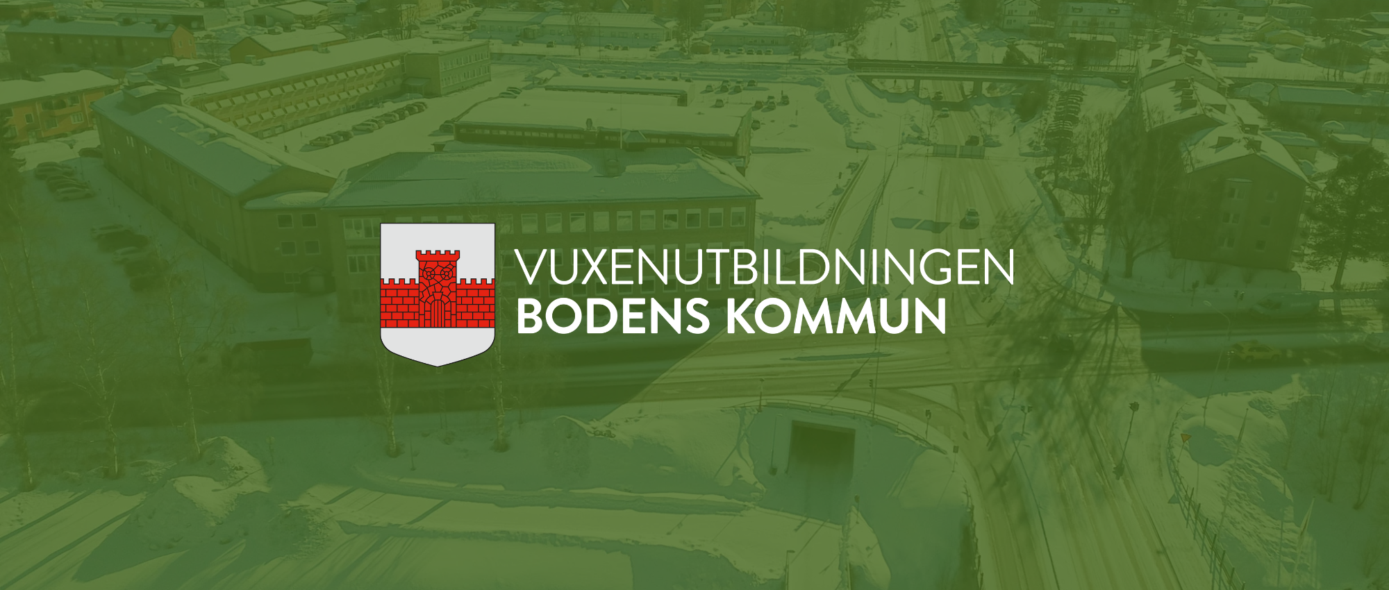 En gröntonad flygbild över Sanden-området i Boden med logotyp för Vuxenutbildningen i Bodens kommun tillagt ovanpå den gröna plattan